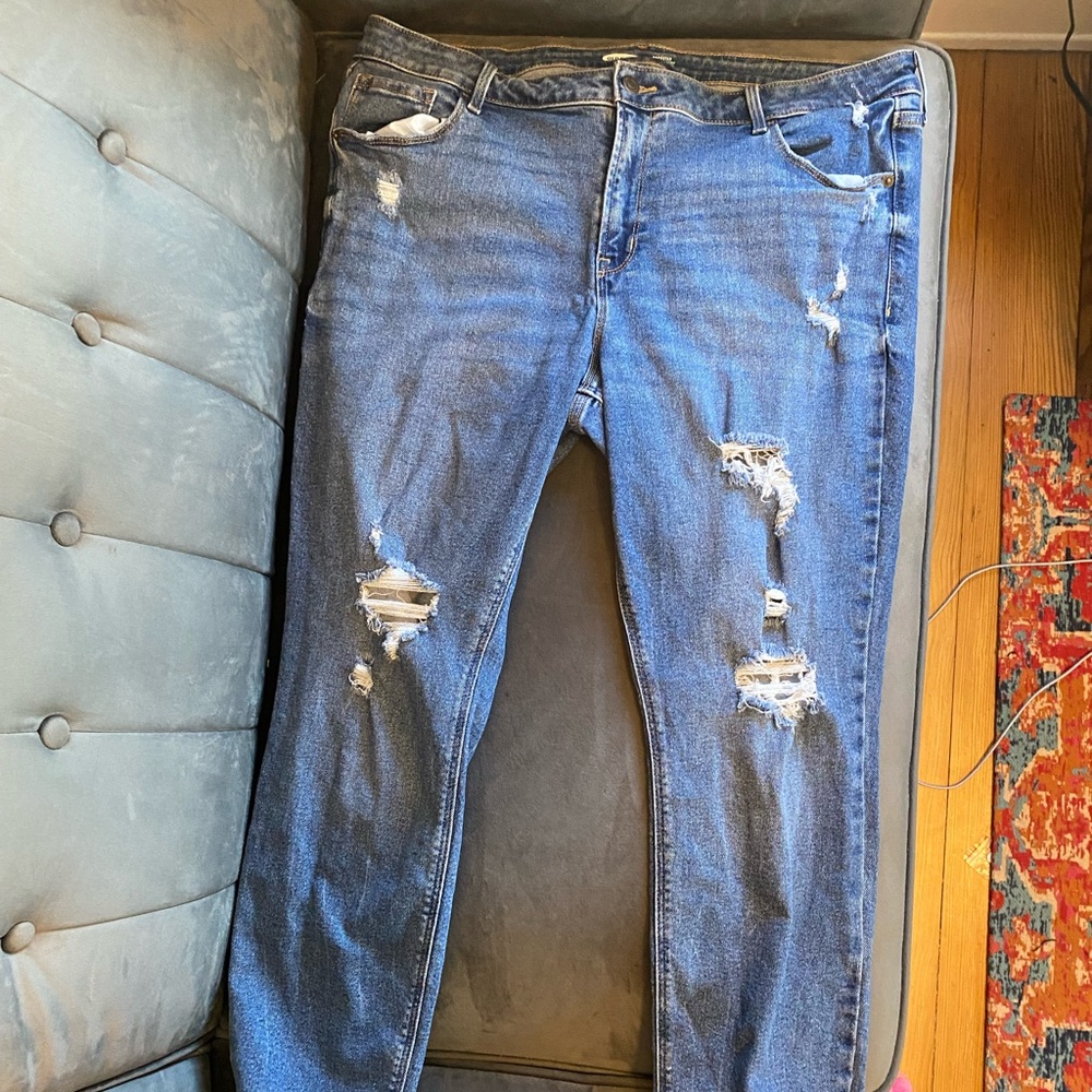 Distressed skinny jeans